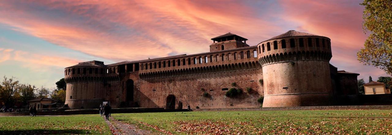 Ferienwohnung La Dimora Delle Emozioni - Il Fascino Del Centro Storico E L'Adrenalina Dell'Autodromo Imola Exterior foto