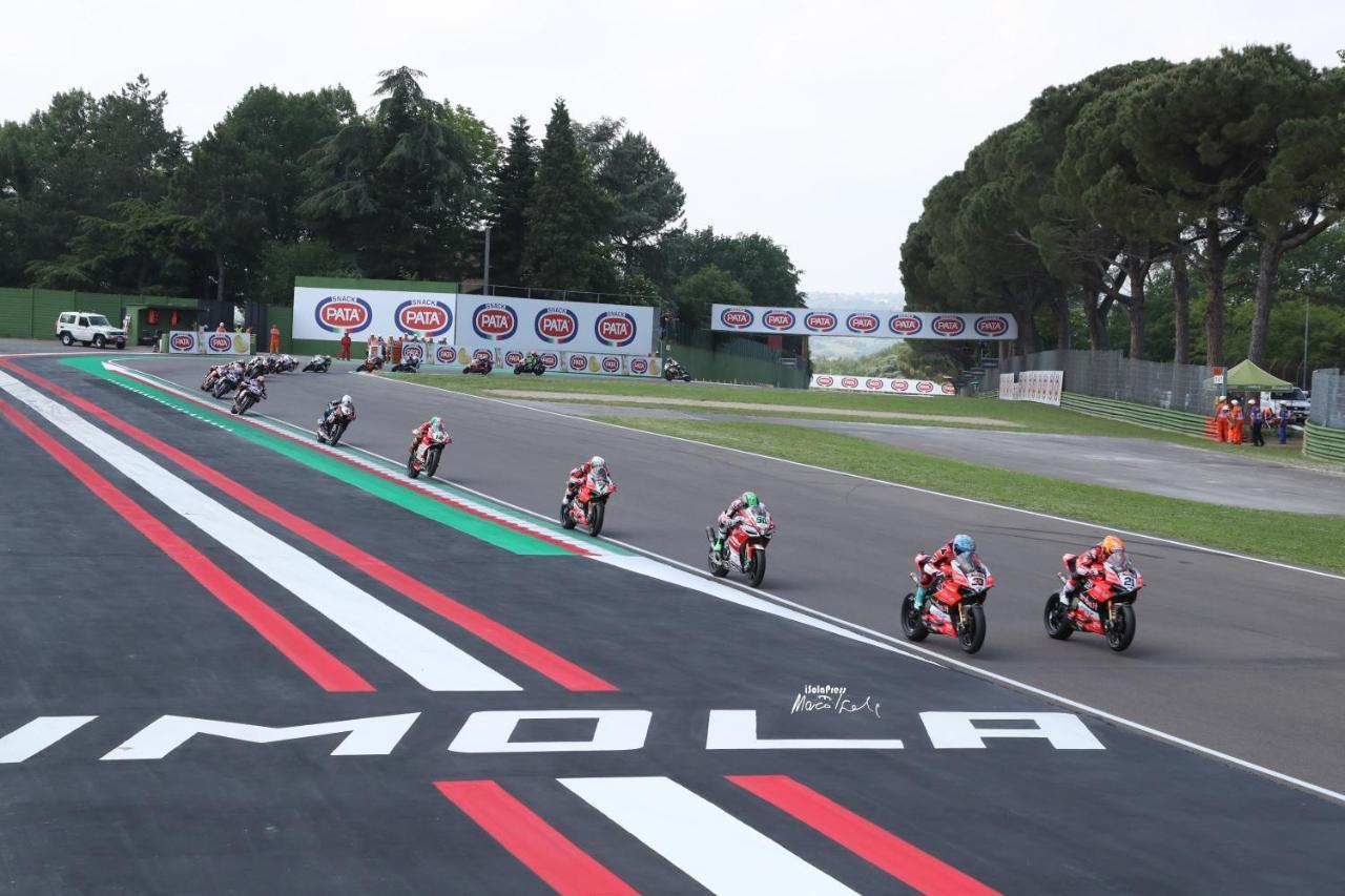 Ferienwohnung La Dimora Delle Emozioni - Il Fascino Del Centro Storico E L'Adrenalina Dell'Autodromo Imola Exterior foto